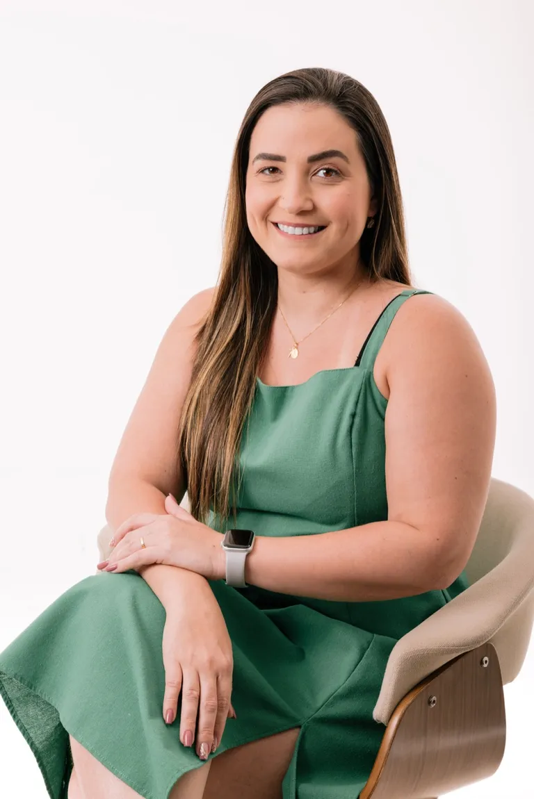 Dra. Tamíris Baptista em seu consultório